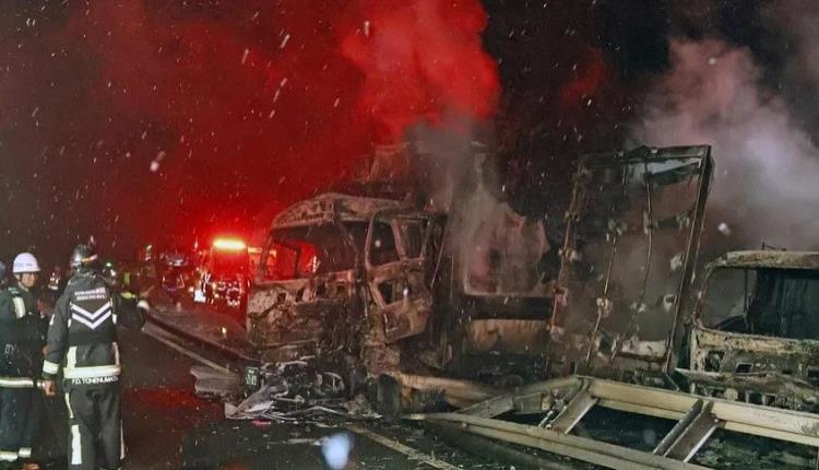 كارثة على طريق ياباني: قتيلة و26 جريحًا في تصادم متسلسل