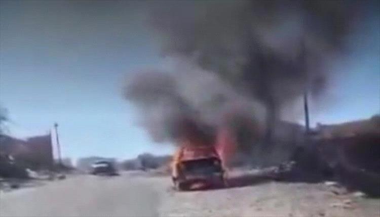 نار الاحتجاج في البيضاء: مواطن يحرق سيارته أمام أمن الحوثيين