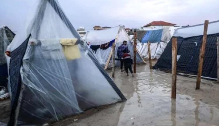 أمطار غزيرة تغرق خيام النازحين بمناطق في غزة
