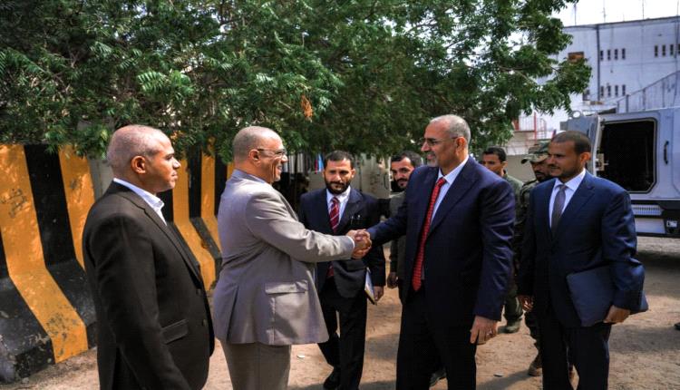 الرئيس الزُبيدي يشدد على تحديث الاتصالات ويضع تطوير القطاع في صدارة أولويات التنمية