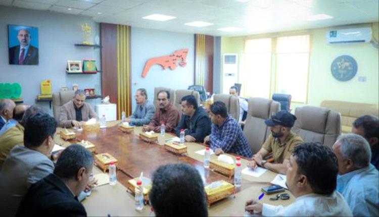 محافظ عدن يوجه بتكثيف الرقابة لضبط الأسعار وتوزيع الغاز