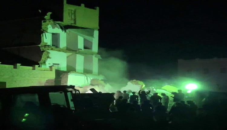 انهيار مبنى في رخية محافظ حضرموت يوجه بتكثيف جهود الإنقاذ ورعاية الضحايا