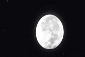 القمر يلتقي نجم السنبلة في سماء الصباح غدًا