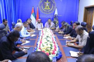 انتقالي وادي حضرموت يعزز التكافل الاجتماعي عبر توزيع المساعدات الإنسانية