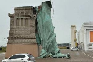 انهيار تمثال الحرية البرازيلي بعد عاصفة قوية دون وقوع إصابات