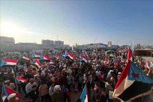 احتشاد جماهيري متواصل في ساحة العروض دعماً لخيارات الشعب في عدن
