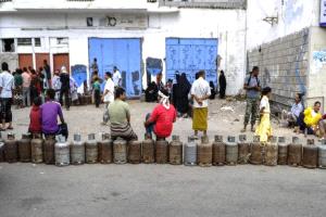 عدن تختنق بأزمة غاز غير مسبوقة ومحطات الإمداد تغلق أبوابها