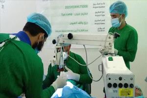 أبين.. مخيم طبي مجاني يجري 450 عملية عيون لتخفيف معاناة المواطنين