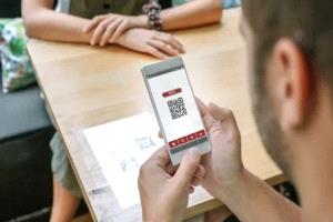 احذر قبل أن تمسح الباركود .. قائمة مطعم قد تسرق حسابك البنكي