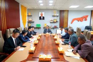 عدن وبكين تعززان الشراكة: لملس يبحث دعم التنمية مع السفير الصيني
