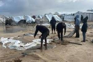 أمطار غزيرة تغرق خيام النازحين في غزة وتزيد الأزمة الإنسانية تعقيد