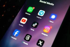 ألمان يفضلون حظر السوشيال ميديا لمن هم دون 16 عامًا