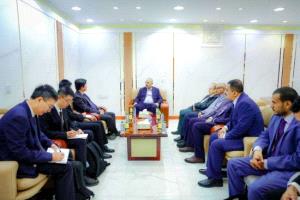 الزُبيدي وتشينغ يبحثان تعزيز التنمية وإعادة الإعمار بدعم صيني