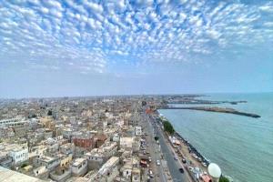 هزة أرضية خفيفة تهز الحديدة دون أضرار