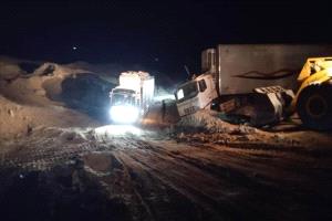 انقلاب شاحنة يغلق طريق الهومة الدولي ويُحدث أزمة مرورية بالمهرة