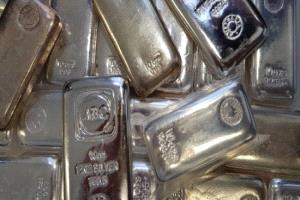 الفضة تهبط بالقيود وتصعد إلى أعلى مستوى تاريخي