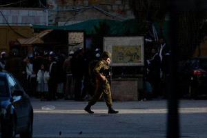 إسرائيل تحقق في مقتل فتى فلسطيني بالضفة الغربية وسط جدل حول الواقعة