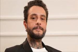 أحمد الفيشاوي يتلقى عزاء والدته سمية الألفي ويوجه لها رسالة مؤثرة