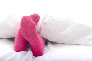 الجوارب الضيقة.. مخاطر خفية على الدورة الدموية والجهاز الهضمي. 