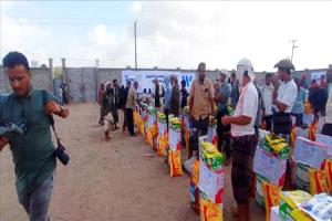 سلال نجاة من السيول.. مساعدات عاجلة لأسر عدن ولحج