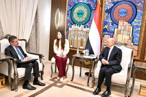 اعتراض أمريكي على قرارات أحادية للعليمي بشأن الإمارات والتحالف العربي