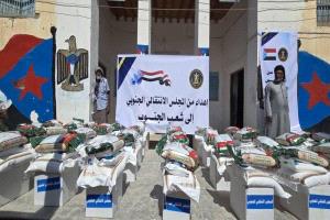 انتقالي السوم يوسّع مظلته الإنسانية ويطلق توزيع السلال الغذائية للأسر الأشد احتياجًا