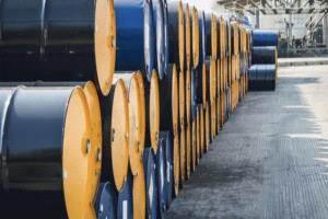 أسعار النفط تعمق خسائرها وسط تقلبات جيوسياسية وقوة الدولار
