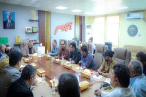 محافظ عدن يوجه بتكثيف الرقابة لضبط الأسعار وتوزيع الغاز