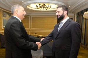 الشرع يبحث مع رياض حجاب مستجدات الملف السوري على هامش منتدى الدوحة