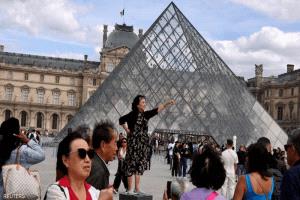 "تسرب" يهدد كنوز اللوفر.. تلف مئات الكتب بقسم الآثار المصرية