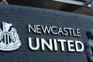 نيوكاسل يطالب بتوضيح بعد حرمان جوردون من ركلة جزاء أمام تشيلسي