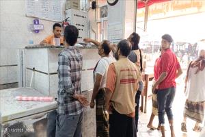 نزول مفاجئ لمكتب الصناعة والتجارة بالشيخ عثمان لضبط أسعار المطاعم والمخابيز