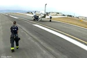 سابقة بعالم الطيران.. طائرة تقرر الهبوط بنفسها بعد ظرف طارئ