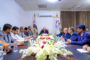 الرئيس الزُبيدي يدفع بإصلاحات إدارية ويشدد على العدالة الوظيفية وتعزيز الشراكة الإنسانية