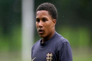 برشلونة النادي الكتالوني مهتم جداً بموهبة إنجليزية ويفكر بجدية في التعاقد معه