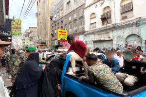 نيابة الصناعة والتجارة تنفذ حكمًا قضائيًا ضد صيدلية مخالفة في عدن