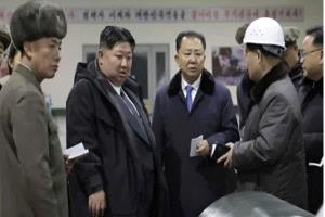 زعيم كوريا الشمالية يشرف على تجربة إطلاق صاروخ سطح جو
