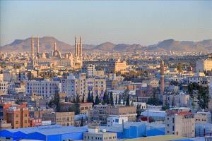 وفد حوثي يغادر صنعاء إلى مسقط وسط رسائل تفاوضية وضغوط دولية