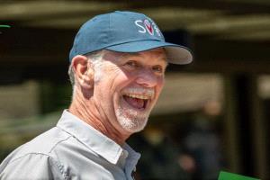 عاجل.. ريد هاستينغز مؤسس Netflix.. كان يعمل بائع مكانس وينظف السجاد والآن ثروته 5.6 مليار دولار