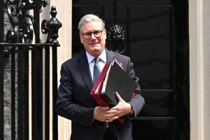 ستارمر يفتح الباب لأوروبا مجددًا: صمتٌ يربك المشهد السياسي في لندن