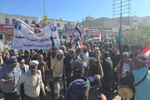 مخيم الاعتصام المفتوح بمدينة عتق يستقبل وفدًا جماهيريًا من أبناء مديرية الصعيد
