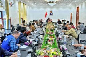 مأرب تؤكد تعزيز التنسيق الإنساني لسد الفجوات ودعم النازحين