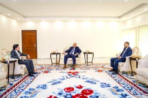 الرئيس الزُبيدي يؤكد تبنّي حلول مستدامة لأزمة المياه والصرف الصحي