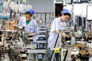 الاقتصاد الصيني يواصل التراجع: المصانع تنكمش والخدمات تتباطأ