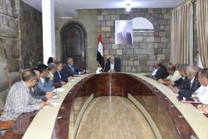 محافظ تعز يشدد على حماية محولات الكهرباء وإيقاف المخالفات