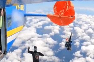 مظلي ينجو من حادث خطير خلال قفزة جماعية