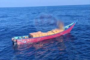 خفر السواحل العُماني يُحبط تهريب مخدرات عبر البحر ويضبط أربعة يمنيين