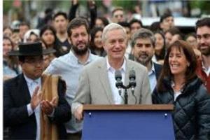 كاست يتصدر تشيلي وواشنطن تهنئ