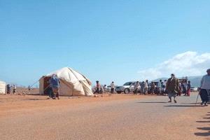 سكان سقطرى يعتصمون للمطالبة بإعادة فتح مطار الجزيرة