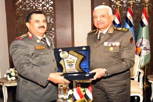 وزير الدفاع اليمني يلتقي نظيره المصري لتعزيز التعاون العسكري والدفاعي بين البلدين
